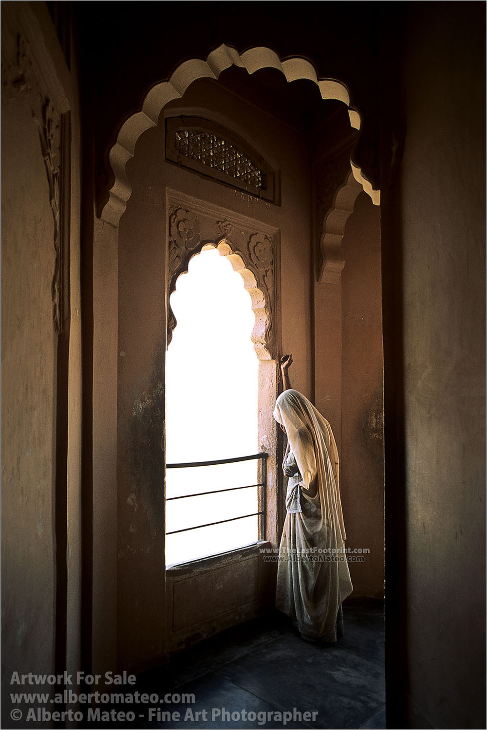 Woman next to Window, Udaipur. | Alberto Mateo, Fine Art Photographer.