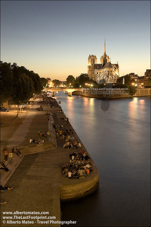 Dusk, Bank of river Seine, Notre Dame, Paris.