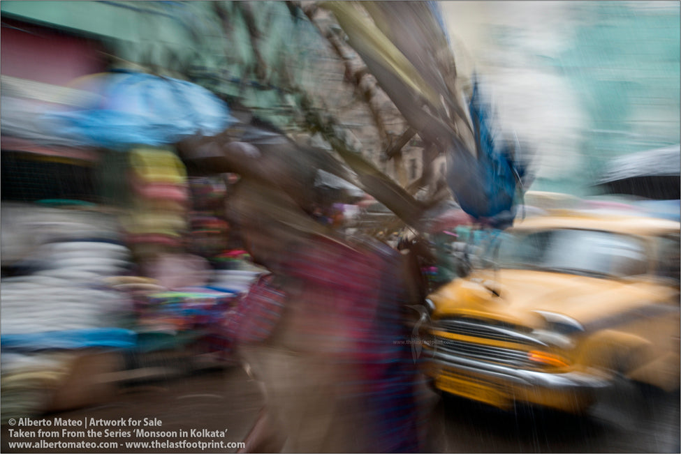 Porter and Ambassador Taxi, Kolkata, Bengal, India.