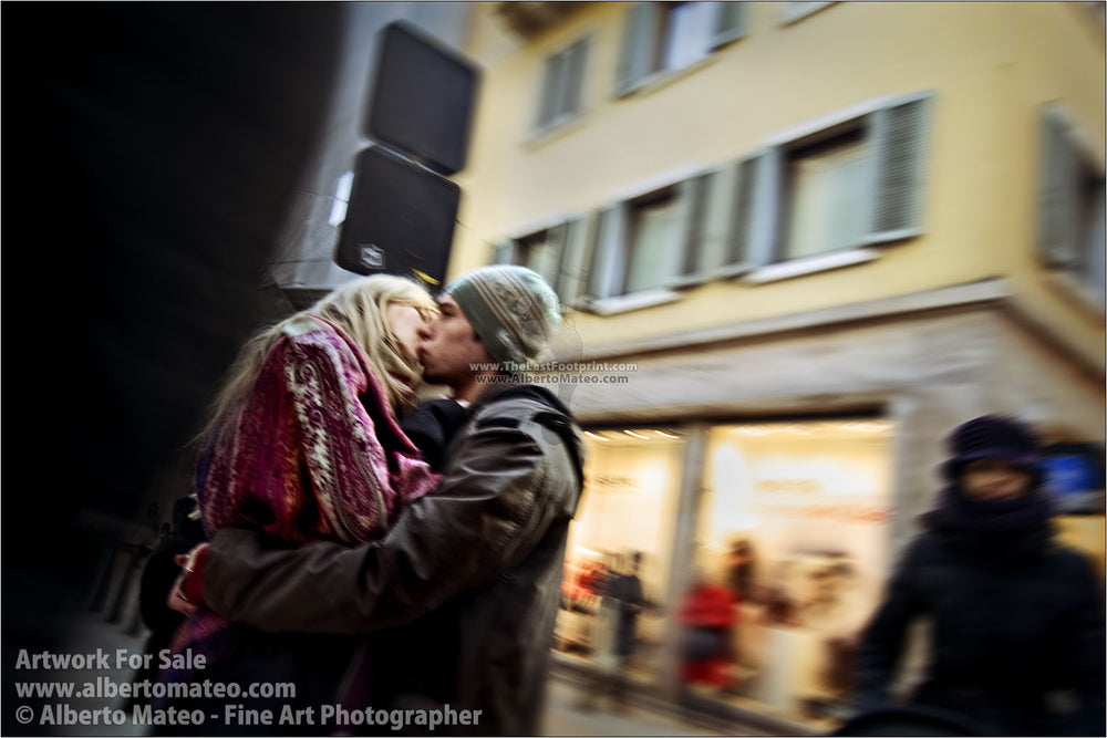 Couple kissing in Via Mazzini, Verona, Italy.