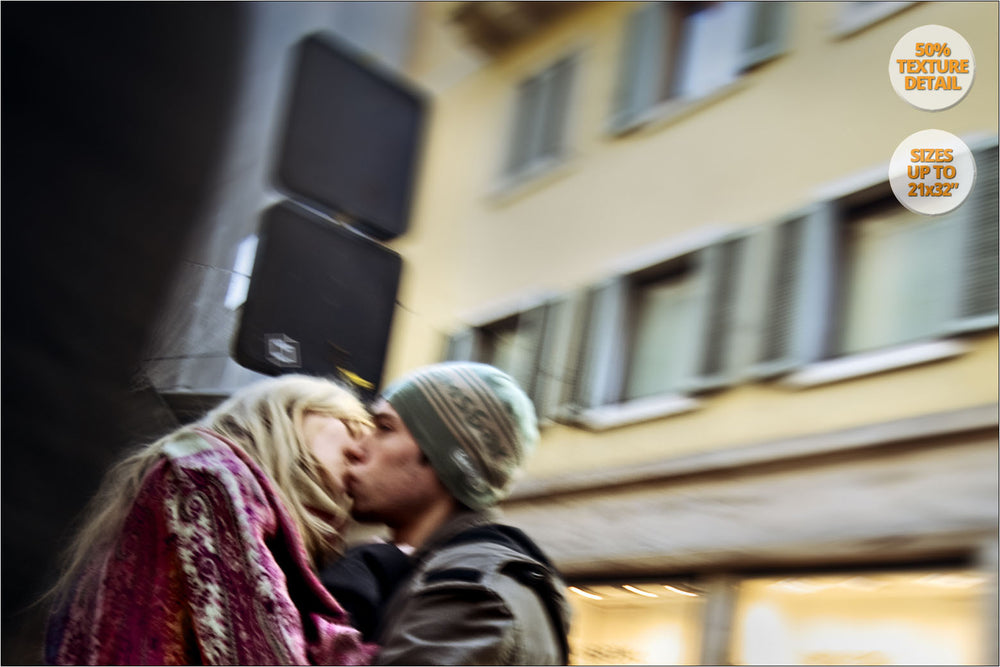 Couple kissing in Via Mazzini, Verona. | Detail.