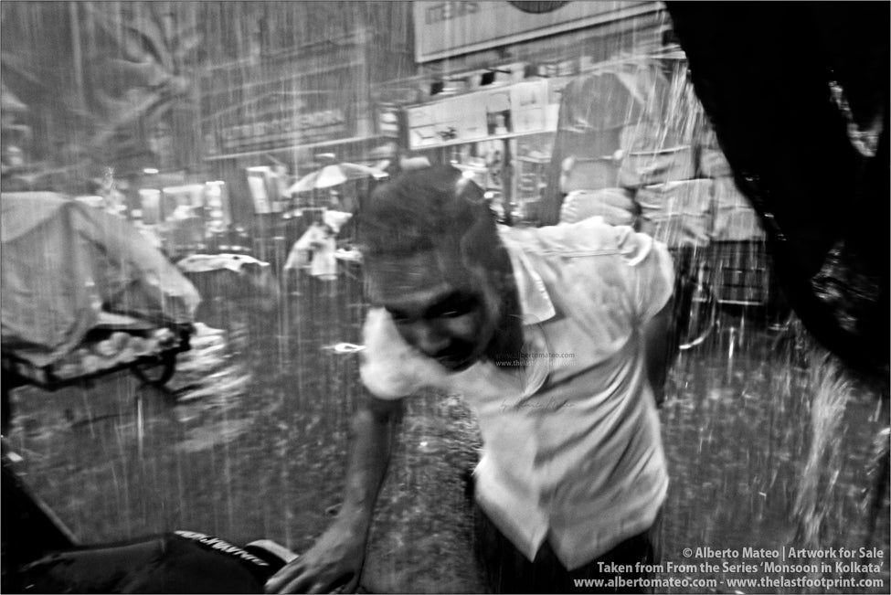 Seller running fo cover, Bara Bazar, Kolkata, Bengal, India.