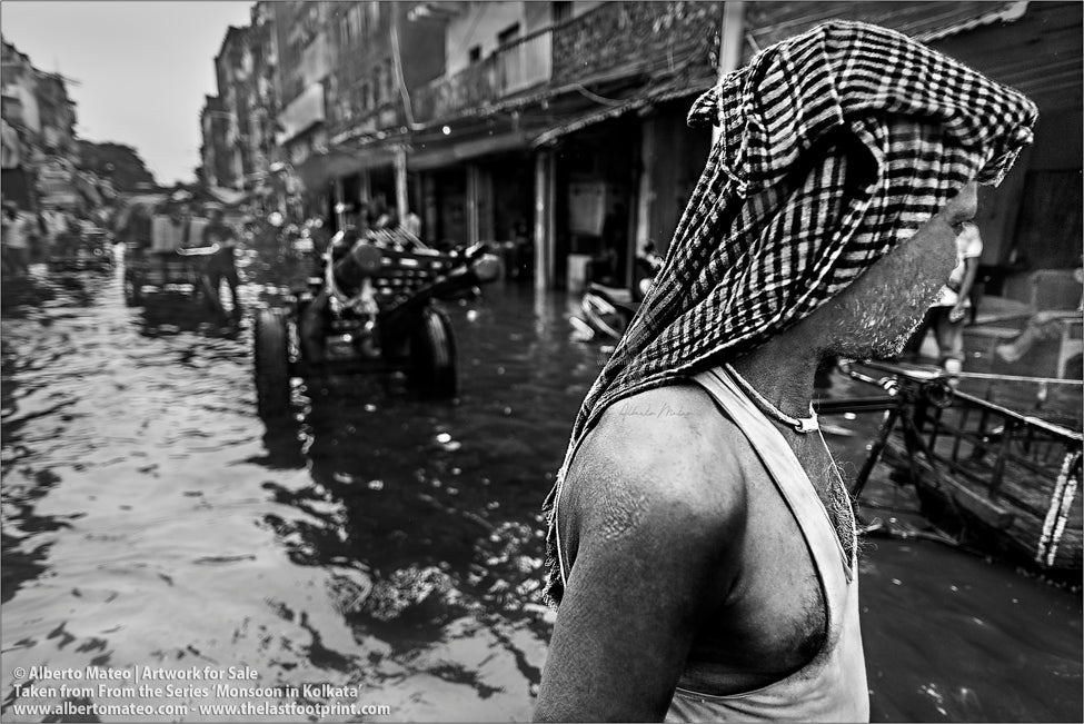 Porters in Bara Bazar docks, Monsoon rain, Shibpur, Kolkata, Bengal, India.