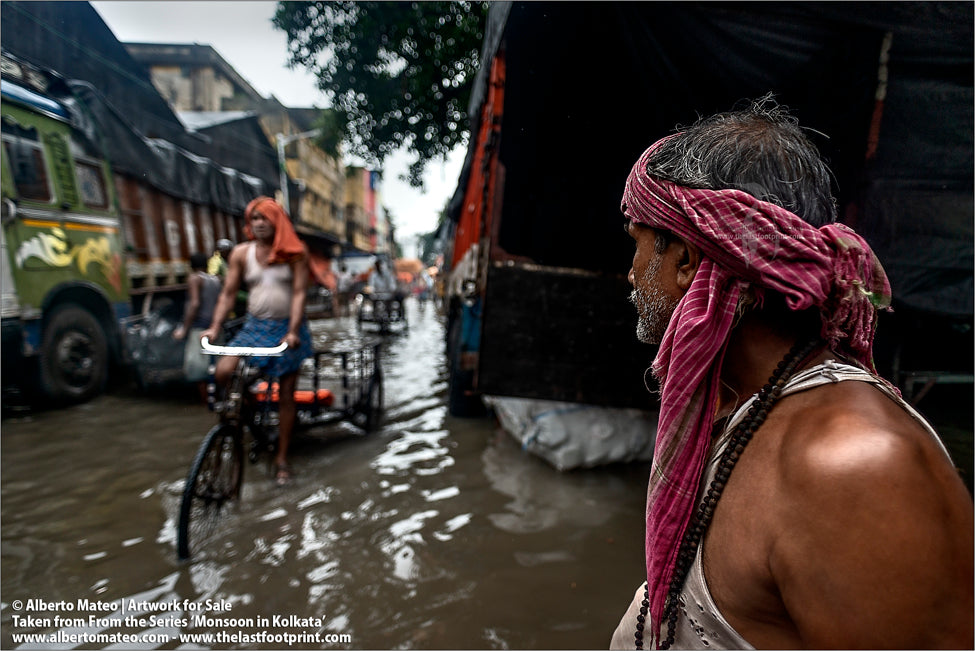 Porters, Bara Bazar Docks in Monsoon rain, Kolkata, Bengal, India.