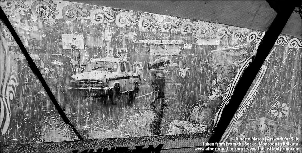 Traffic seen from rickshaw (Detail), Monsoon rain, Kolkata, Bengal, India.