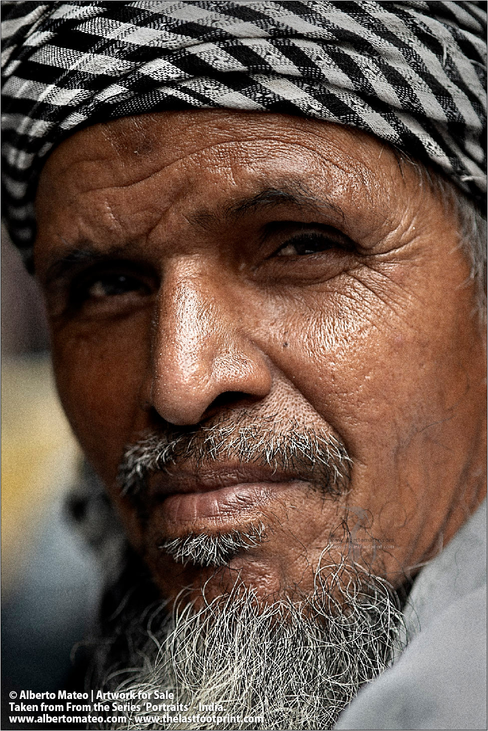 Muslim Porter, Bara Bazar streets, Kolkata, India. [COLOR]