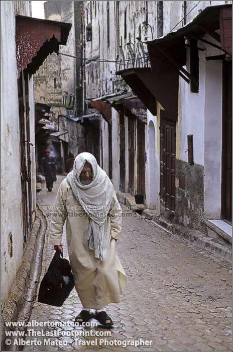 Elderly man in the Medina of Fez, Morocco. | General view.