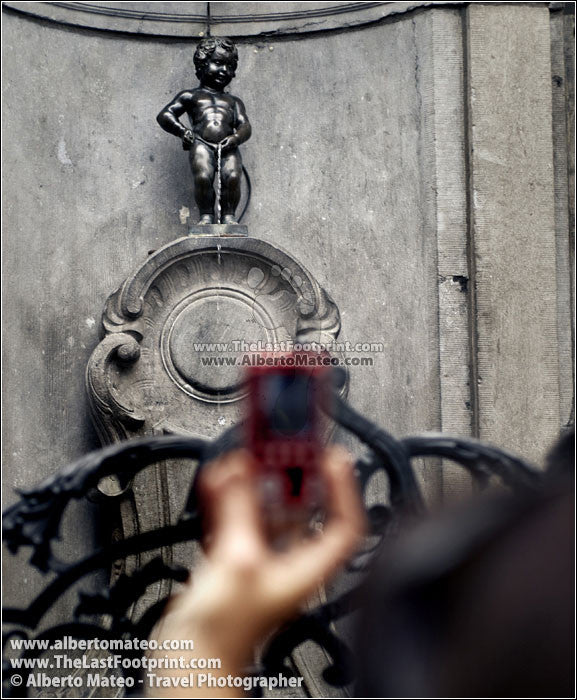 Manneken Pis sculpture, Brussels-Bruxelles, Belgium. | Full image view.