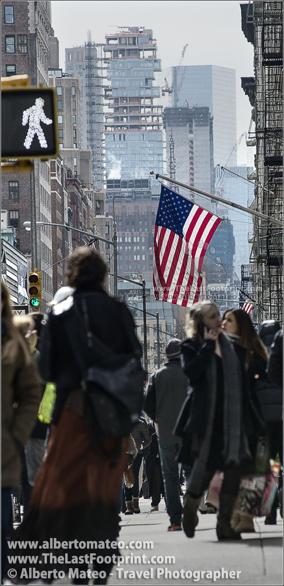 American flag, 5th Ave., Manhattan, by Alberto Mateo.