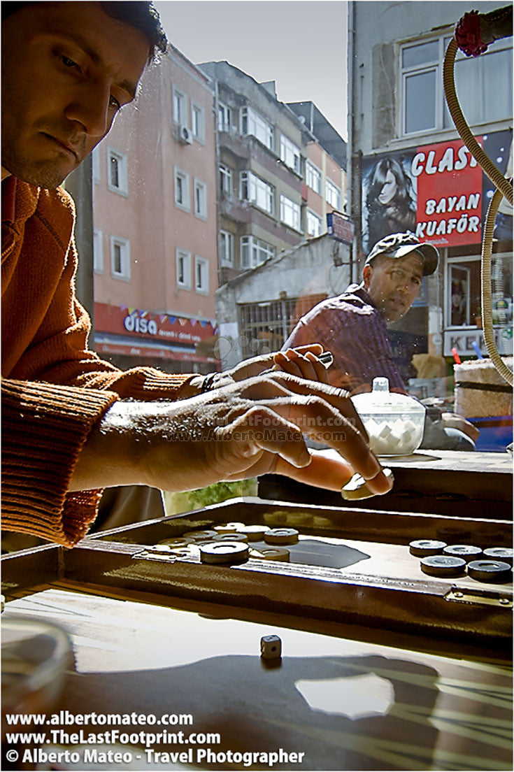 Backgammon game, Kumkapi, Istanbul, Turkey.