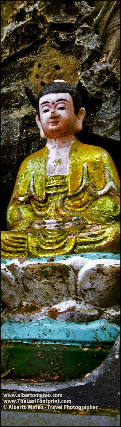 Bouddha, Unique Pillar Pagoda, Hanoi, Vietnam.